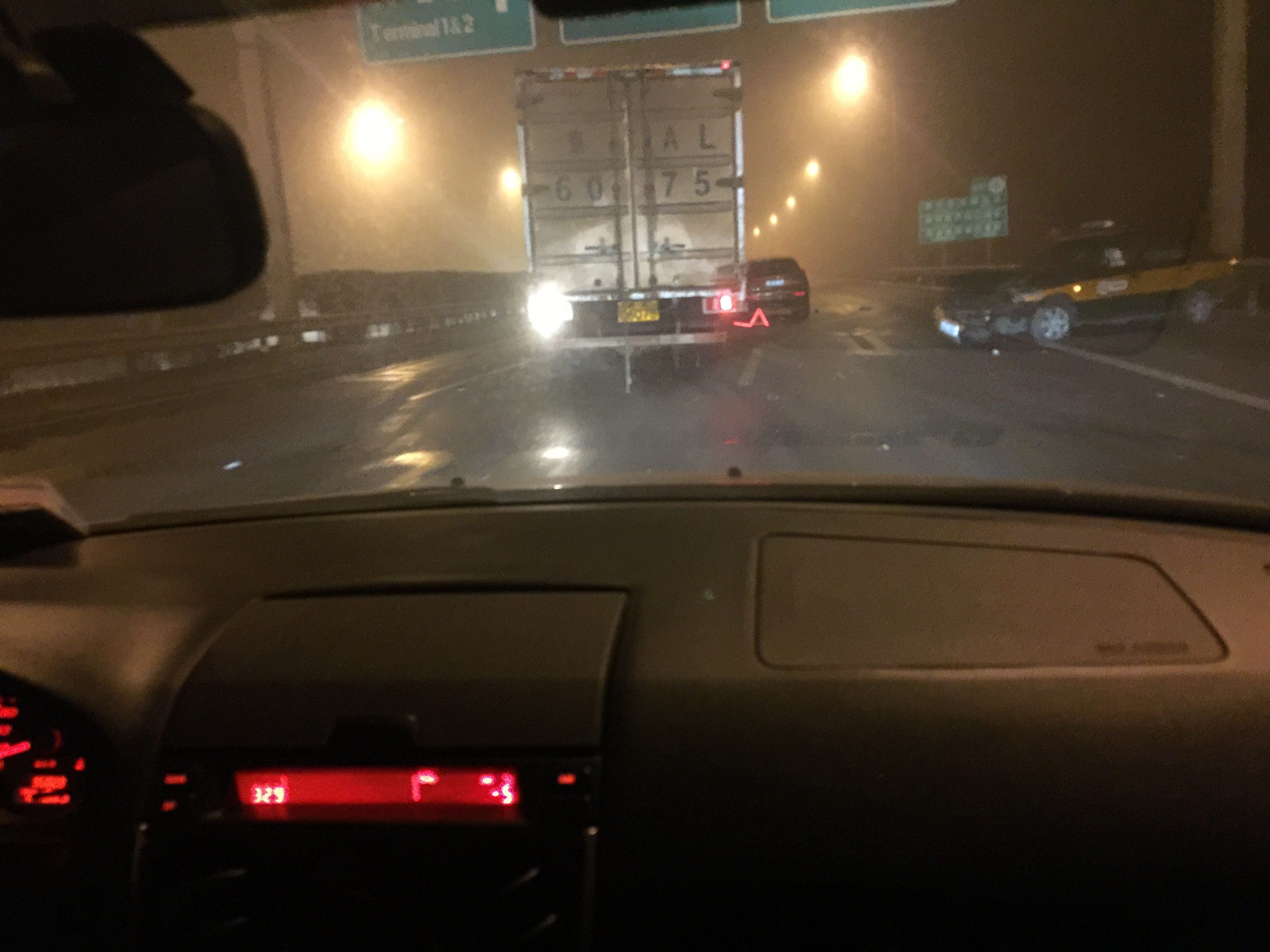 北京雾霾下的高速公路事故