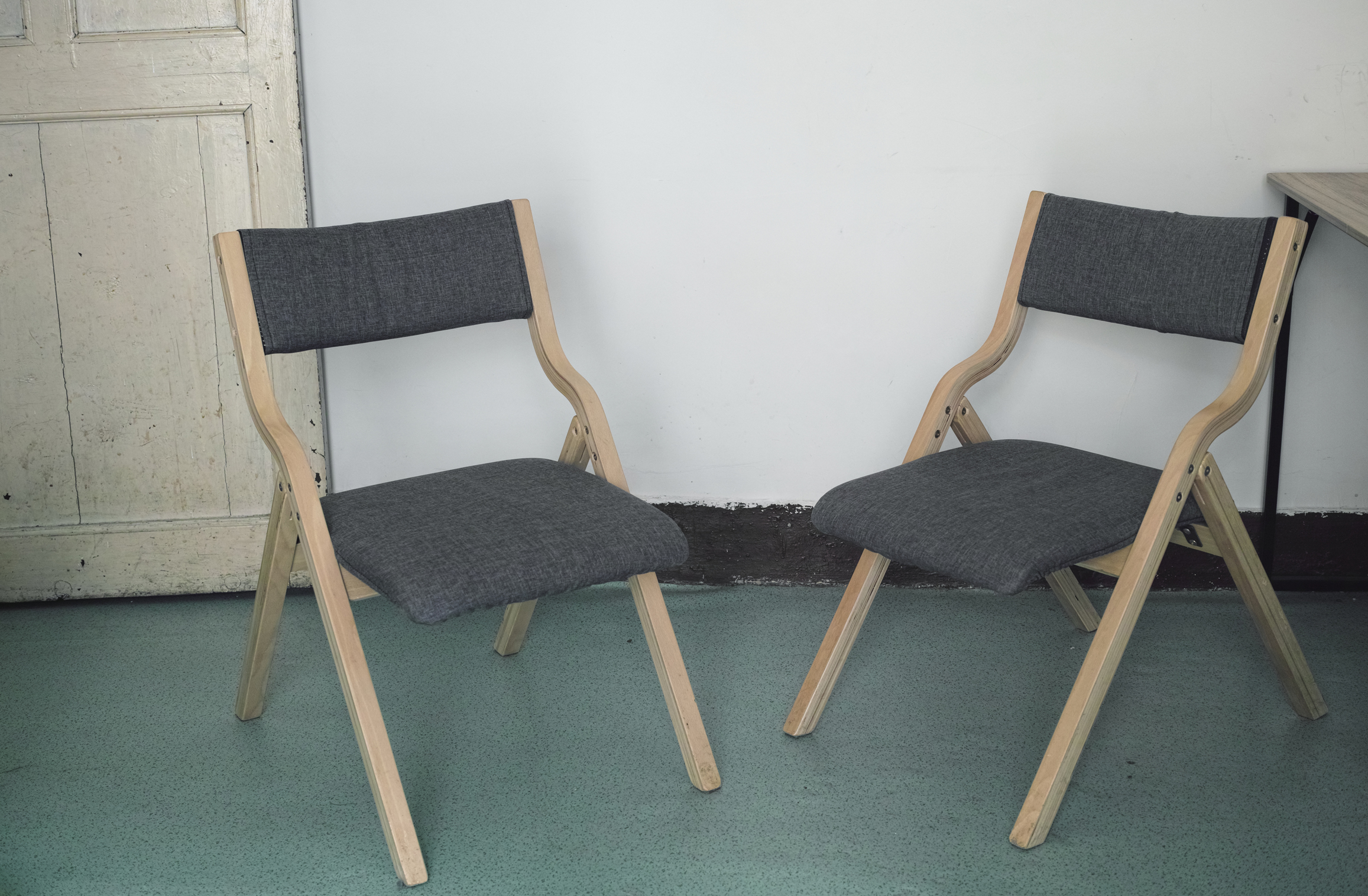 两把椅子.jpg